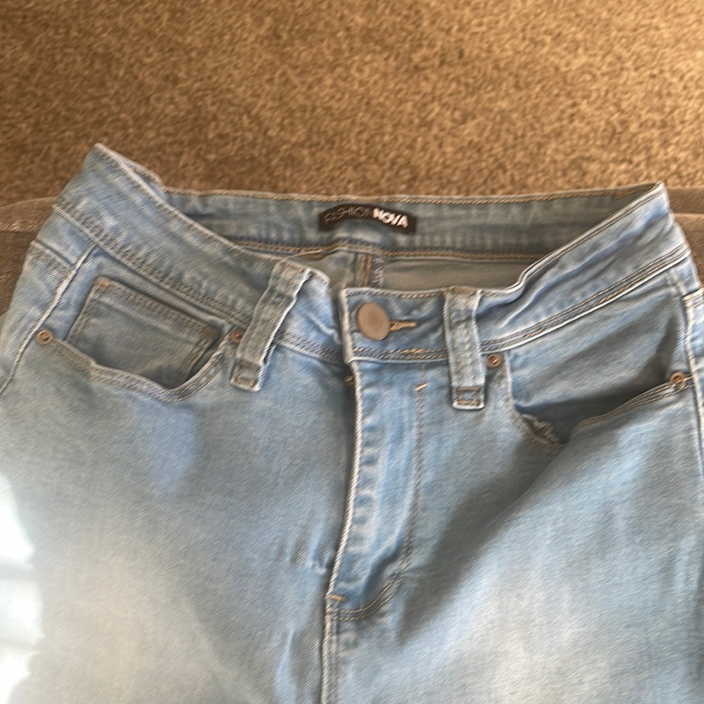 Light denim wash wide leg strechy jeans